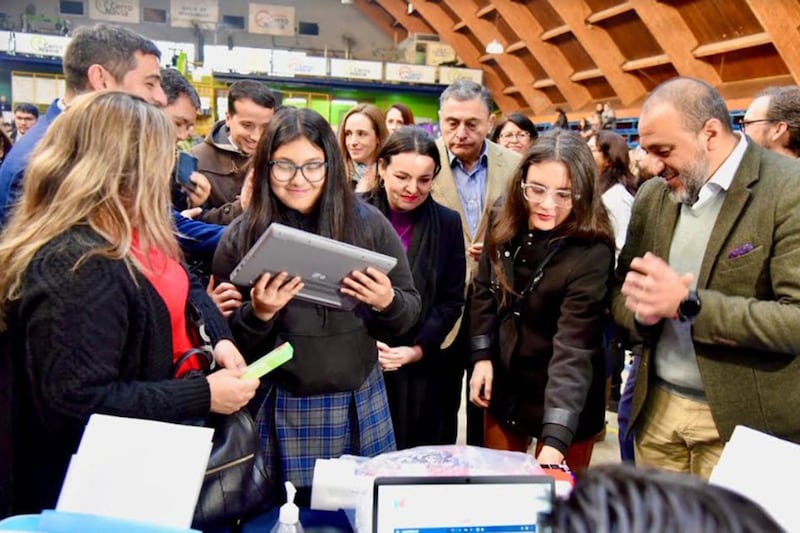 Entrega de las primeras Becas TIC 2023, un set que incluye un computador