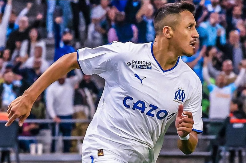 El futbolista Alexis Sánchez corriendo hacia la derecha en un partido del Olympique de Marsella.