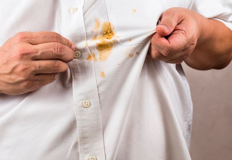 Mancha de aceite y comida en una camisa.