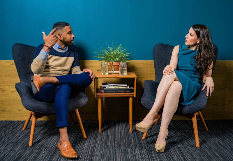 Pareja sentada que está discutiendo o argumentando