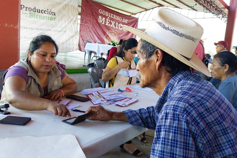 persona mayor haciendo un trámite