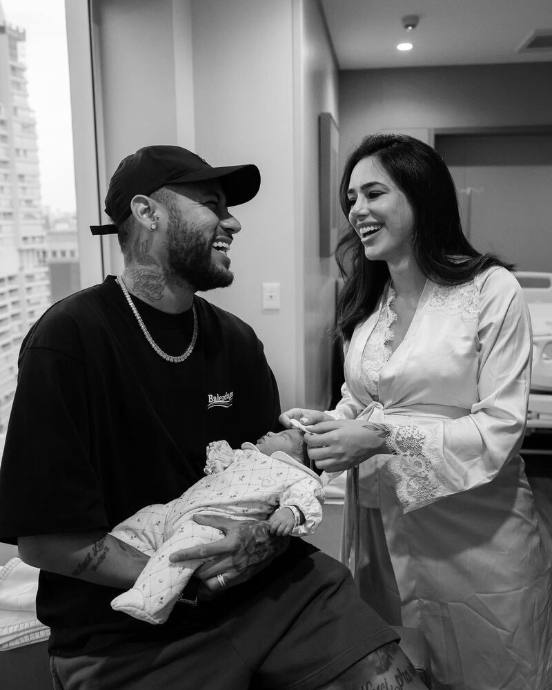 Neymar Jr. y Bruna Biancardi celebraron el nacimiento de su hija con hermosas postales los tres juntos.