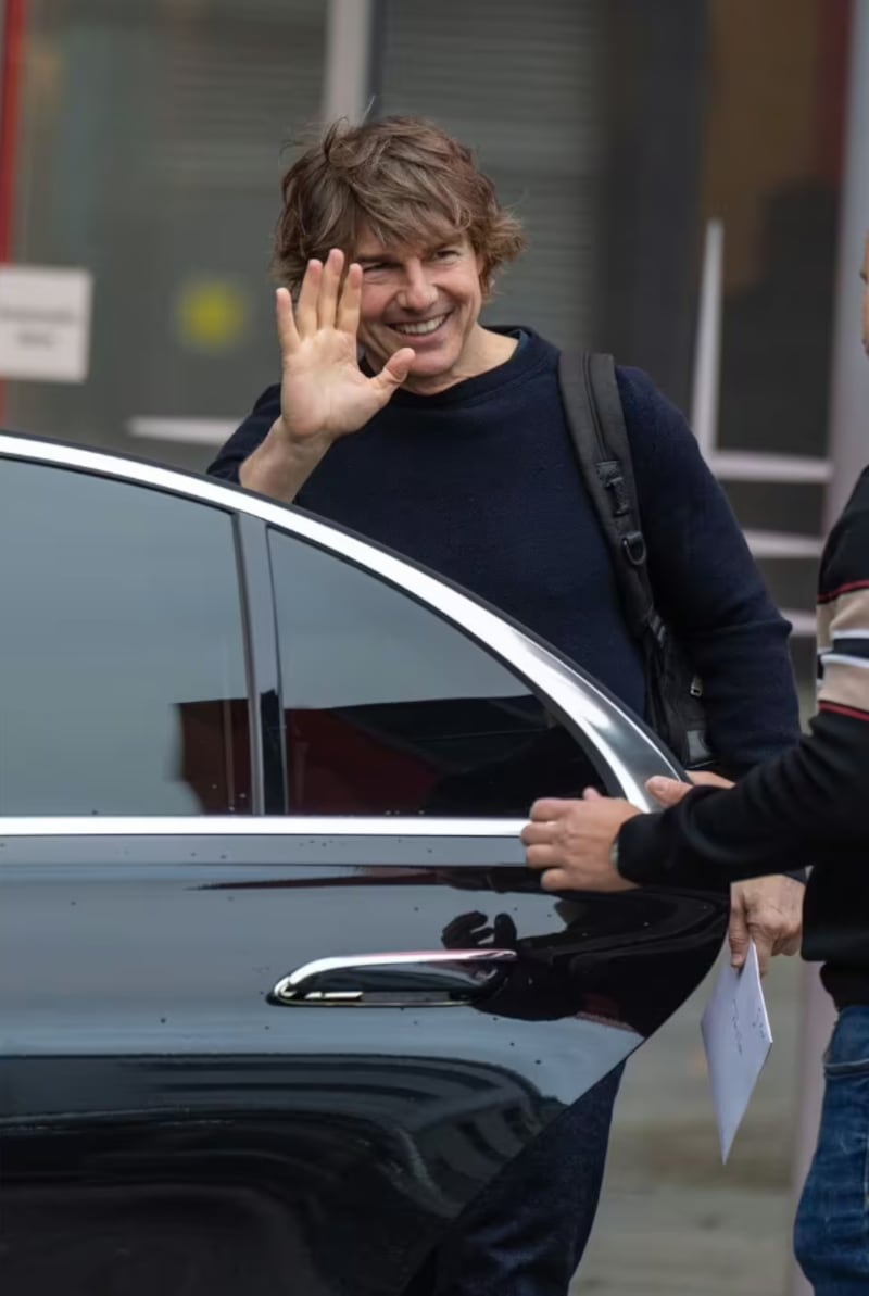 Tom Cruise con su nuevo look en camino a grabaciones