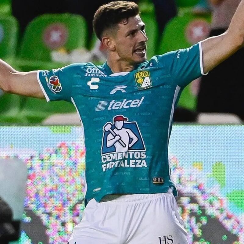 Lucas Di Yorio en primer plano festejando un gol con León de México.