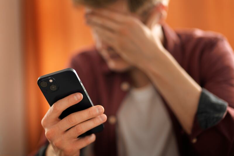 Hombre sufre ansiedad por su adicción al teléfono. (Foto: Freepik)