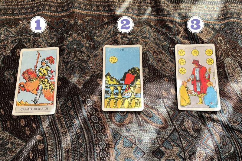 Cartas del tarot reveladas encima de una tela.