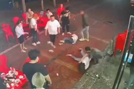 VIDEO | Hombres golpean brutalmente a mujeres en un restaurante