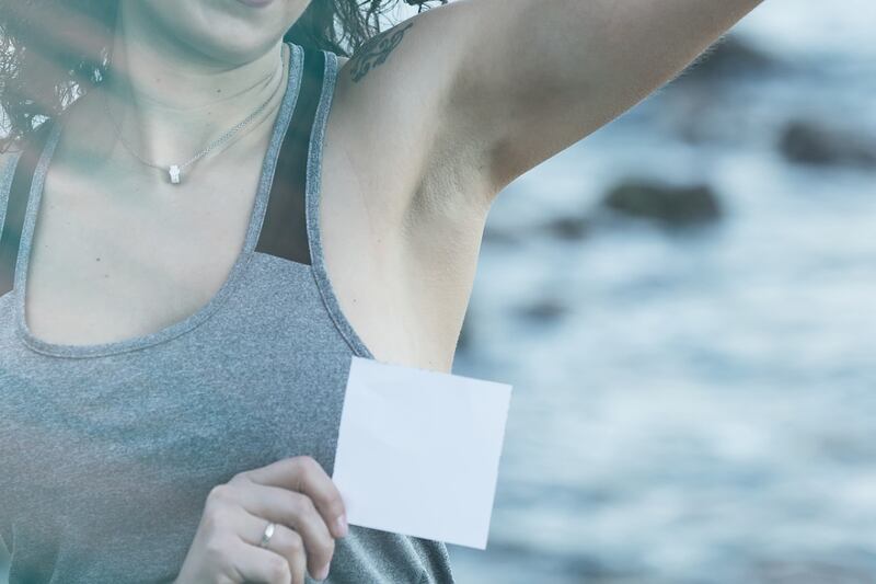 mujer con papel sin rastros de humedad