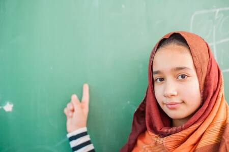 Irán envenena a niñas por asistir a la escuela