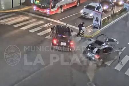 VIDEO | ¡Se salvó de milagro! Mujer quedó en el medio de un choque entre dos autos
