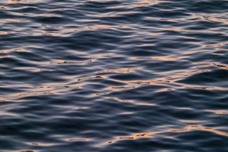 Foto del mar o del océano al atardecer.