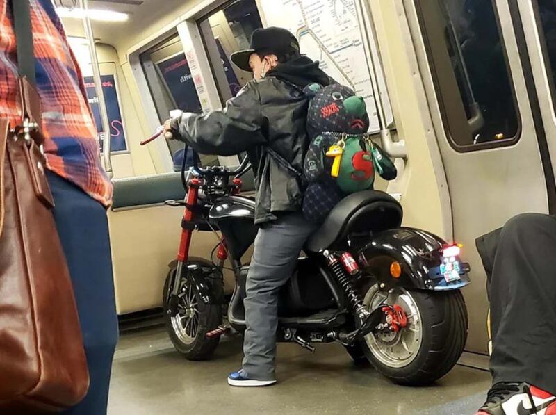 Motocicleta adentro de los vagones del metro.