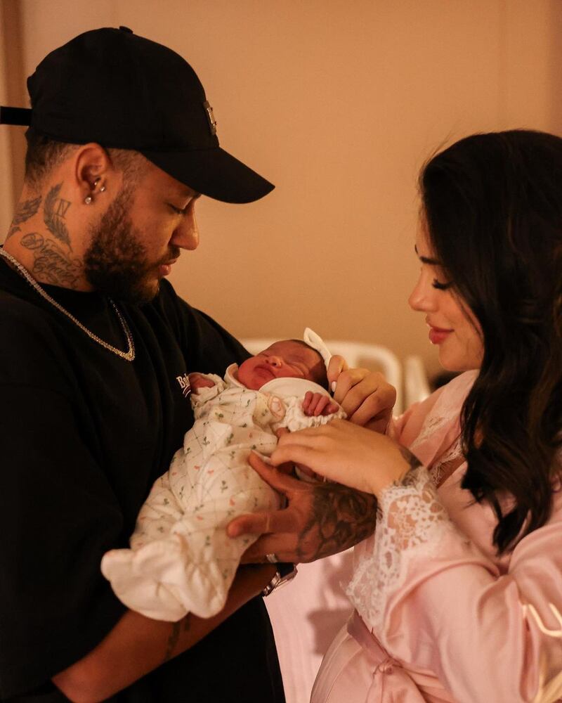 Neymar Jr. y Bruna Biancardi celebraron el nacimiento de su hija con hermosas postales los tres juntos.