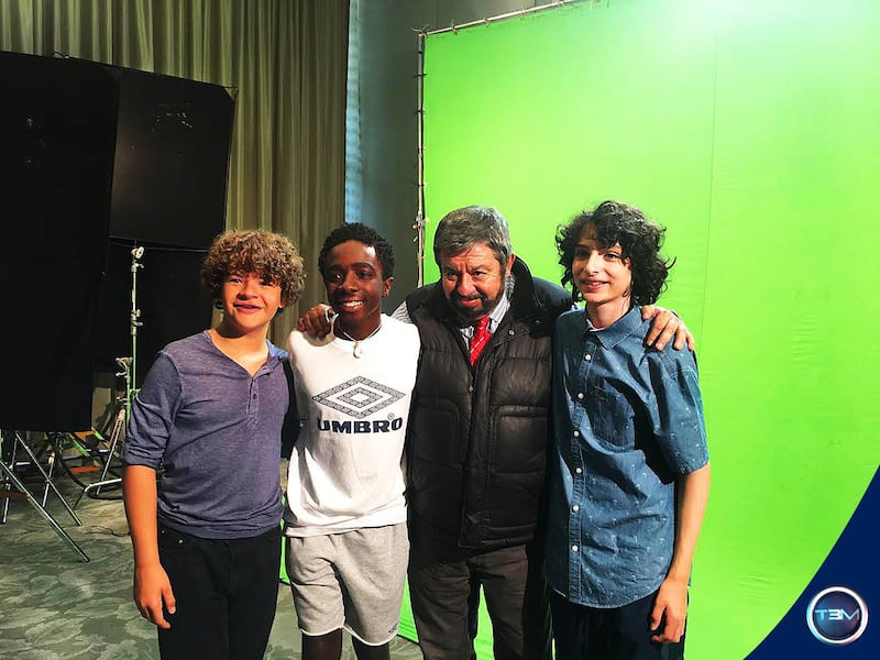 Jaime Maussan y el elenco de Stranger Things