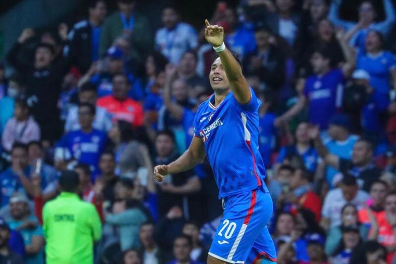 El futbolista chileno Iván Morales celebrando un gol con el Cruz Azul en México y apuntando a alguien en el público.