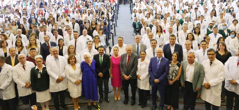 La jefa de Gobierno, Claudia Sheinbaum, junto a el titular del Instituto Mexicano del Seguro Social, Zoé Robledo, y el secretario de Salud Federal, Jorge Alcocer, en las instalaciones del Hospital Siglo XXI.