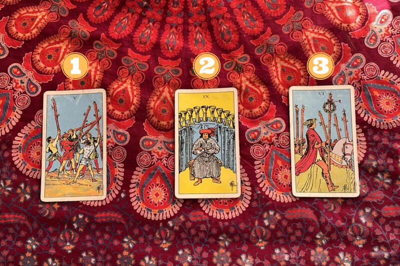 Cartas del tarot reveladas sobre una tela.