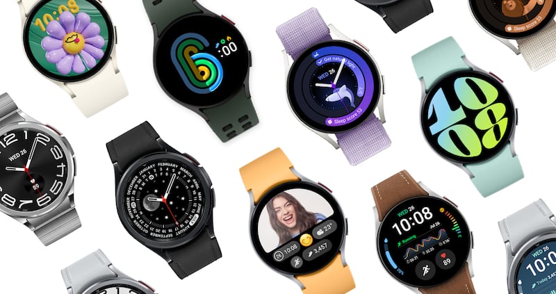 Varios Samsung Galaxy Watch6 sobre un fondo blanco.