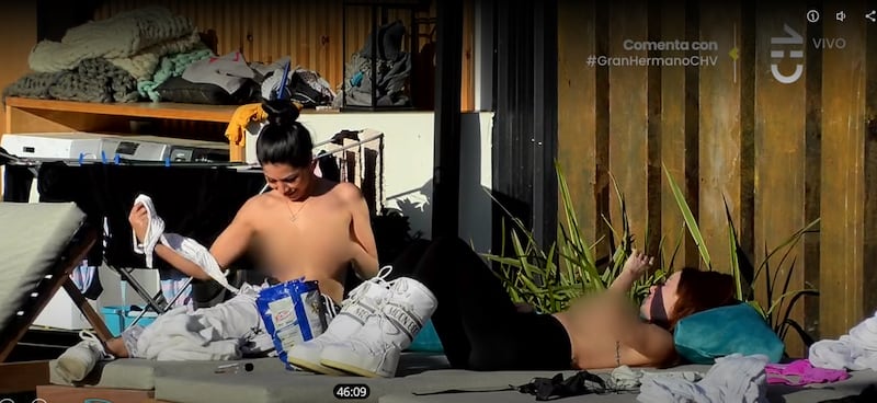 En “Gran Hermano” Chile, Ignacia Michelson, Constanza Capelli, La Pincoya y Scarlette Gález protagonizaron liberador momento al bañarse en la piscina en topless.