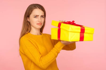 Estos son 5 regalos que nunca debes darle a una mujer ¡No los amarán!